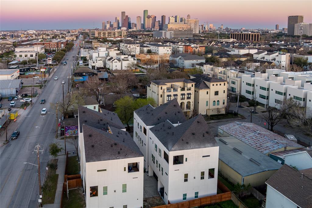 915 Thompson St in Houston, TX - Building Photo