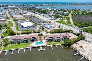 898 Buttonwood Dr in Fort Myers Beach, FL - Building Photo