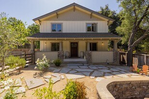 10802 Creek Rd in Ojai, CA - Building Photo