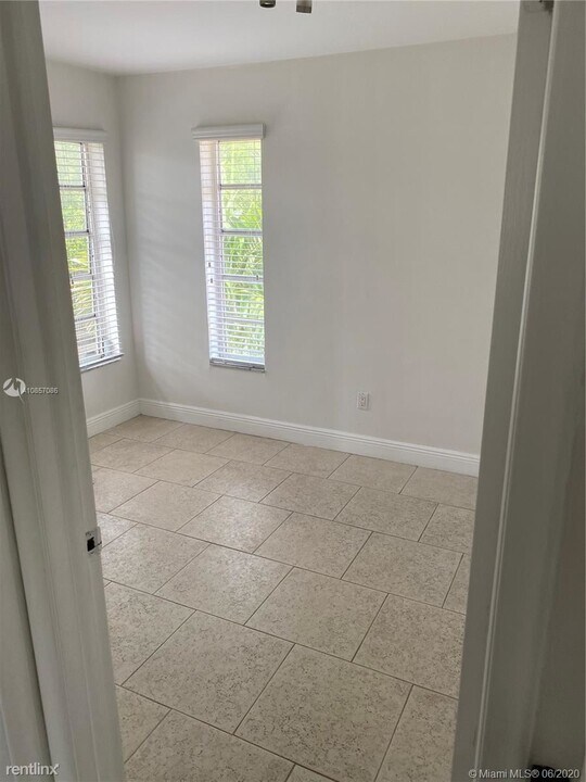 50 Antilla Ave in Coral Gables, FL - Building Photo