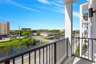 8001 NW 41st St in Doral, FL - Building Photo