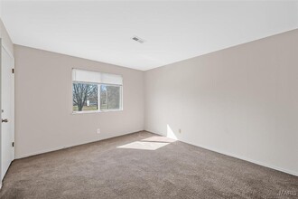 22 E Rock Creek Manor in Arnold, MO - Building Photo - Building Photo