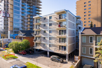 Brenton Manor in Calgary, AB - Building Photo - Primary Photo