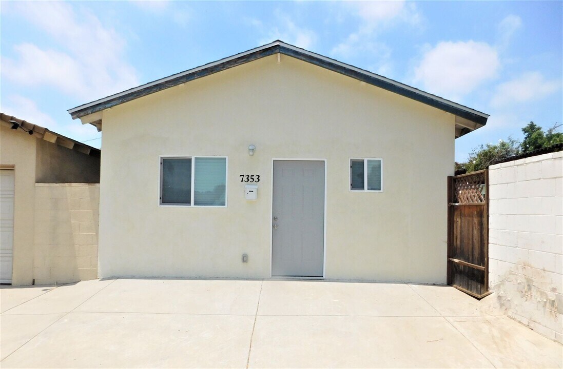 7353 Quartz Ave in Los Angeles, CA - Building Photo