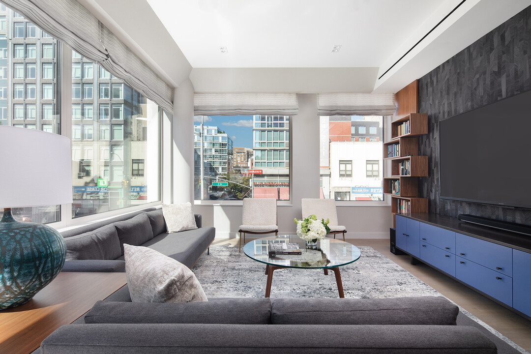 32 E 1st St in New York, NY - Building Photo