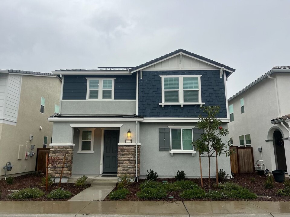 8217 Ocho Wy in Elk Grove, CA - Building Photo