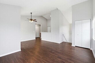 2023 Silverstone Dr in Carpentersville, IL - Building Photo - Building Photo