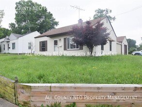 844 Reed Ave in Akron, OH - Foto de edificio - Building Photo