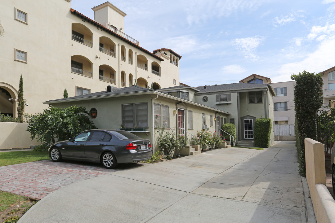 1526 S Bentley Ave in Los Angeles, CA - Building Photo