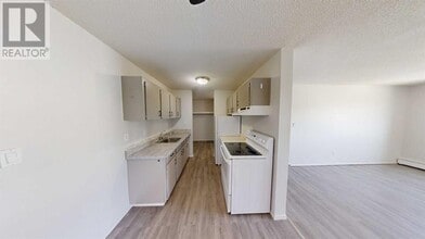 9656-9656 Hillcrest Dr in Grande Prairie, AB - Building Photo - Building Photo