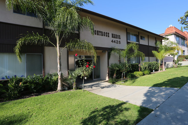 Montrose Manor in Montrose, CA - Foto de edificio - Building Photo