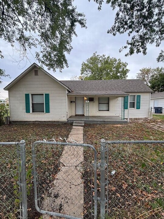 804 Holliday St in Osage City, KS - Building Photo