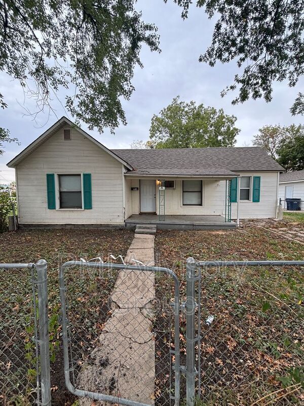 property at 804 Holliday St