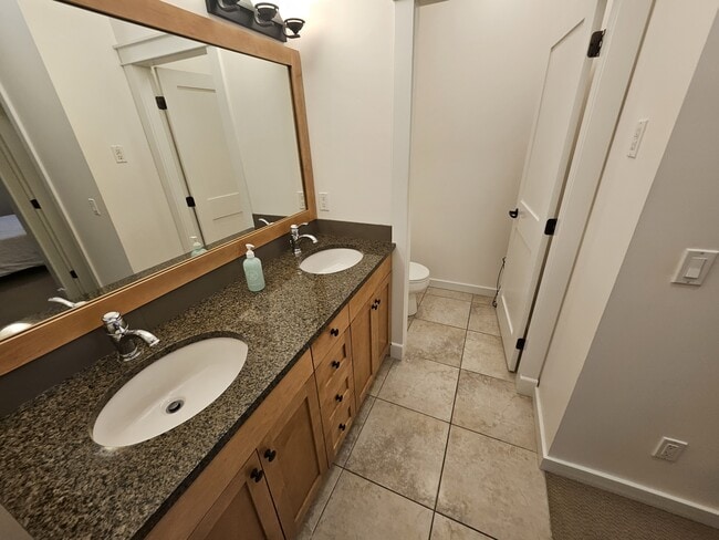 511 Yates Rd in Kelowna, BC - Building Photo - Building Photo