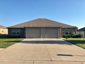 124-128 SE Rock Garden Ln in Blue Springs, MO - Building Photo