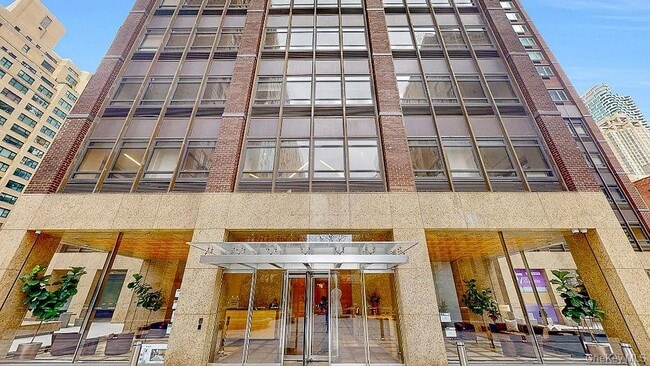 322 W 57th St in New York, NY - Foto de edificio - Building Photo