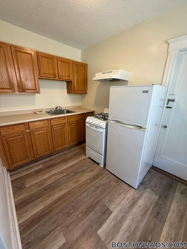 349 Pleasant St, Unit B1-1 in Malden, MA - Building Photo - Building Photo