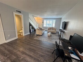 10048 SW 77th Ct in Miami, FL - Building Photo - Building Photo