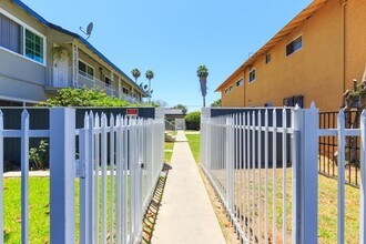 319 N Rose St in Anaheim, CA - Foto de edificio - Building Photo