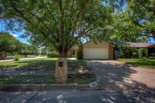 7801 Summerglen Rd in Fort Worth, TX - Building Photo
