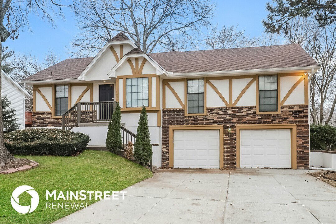 3710 NE Chapel Dr in Lee's Summit, MO - Building Photo