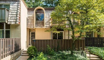 1669 Valencia Way in Reston, VA - Building Photo