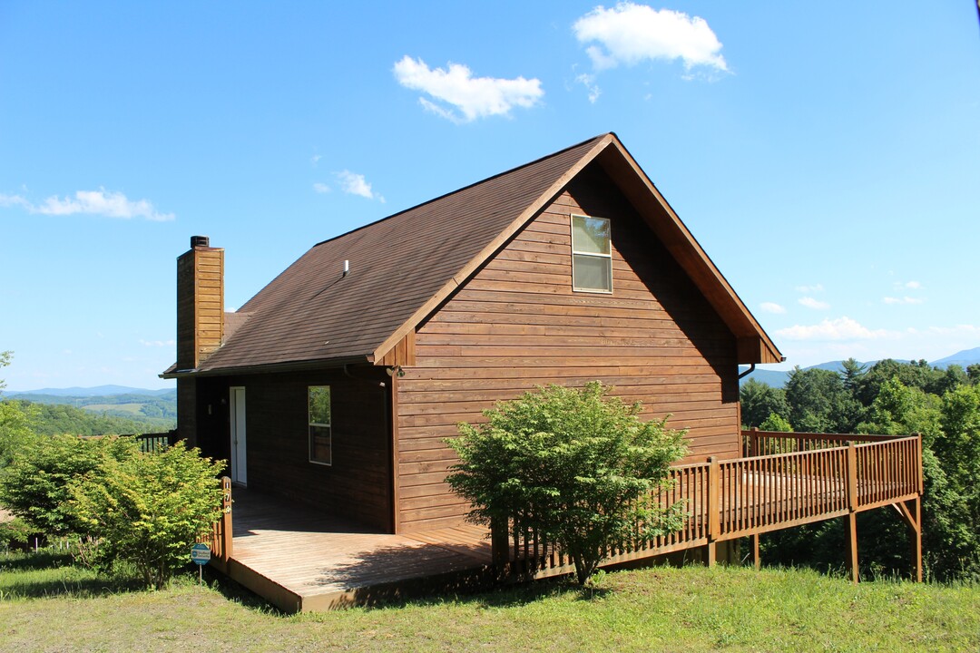 174 Dream View Dr in Grassy Creek, NC - Building Photo