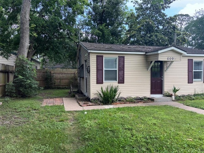 1615 1/2 W Lang St in Alvin, TX - Building Photo - Building Photo