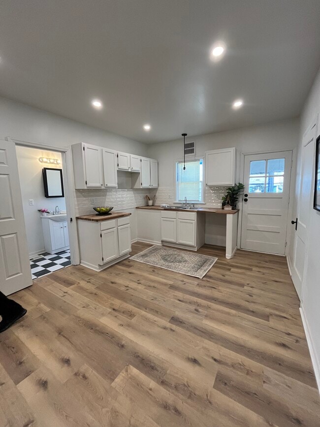 property at 128 E Lloyd St