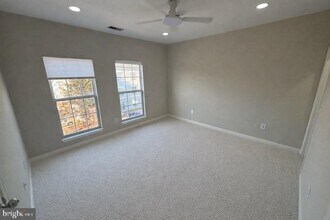 11330 Westbrook Mill Ln in Fairfax, VA - Foto de edificio - Building Photo