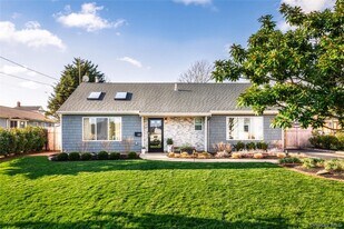 30 River Rd in Sayville, NY - Building Photo