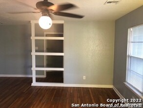 219 Radiance Dr in San Antonio, TX - Building Photo - Building Photo
