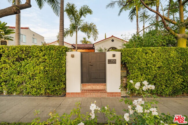 826 N Kilkea Dr in Los Angeles, CA - Building Photo - Building Photo
