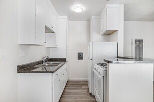 Venice-12915 in Los Angeles, CA - Building Photo