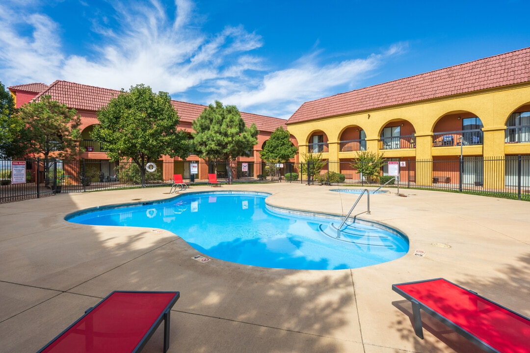 University Village in Albuquerque, NM - Foto de edificio