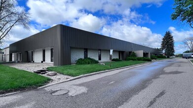 1301 Cliff Rd E in Burnsville, MN - Foto de edificio - Building Photo
