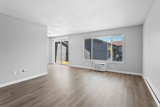 1010 SE 122nd Ave in Portland, OR - Foto de edificio - Building Photo