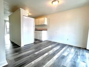 1825 NE Roberts Ave in Gresham, OR - Building Photo - Building Photo
