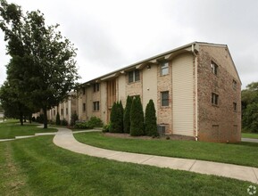 West Creek Manor in Roanoke, VA - Building Photo - Building Photo