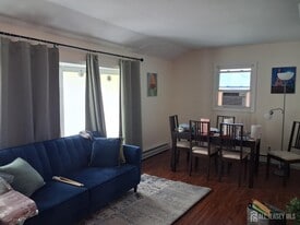 2 Wynnwood Ave in Piscataway, NJ - Building Photo