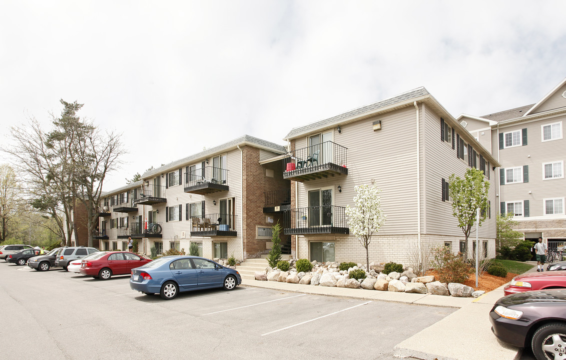 Cedar Greens Apartments in East Lansing, MI - Building Photo