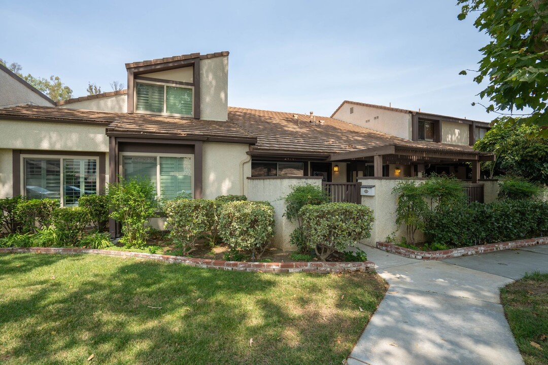 24707 Sand Wedge Ln in Santa Clarita, CA - Building Photo