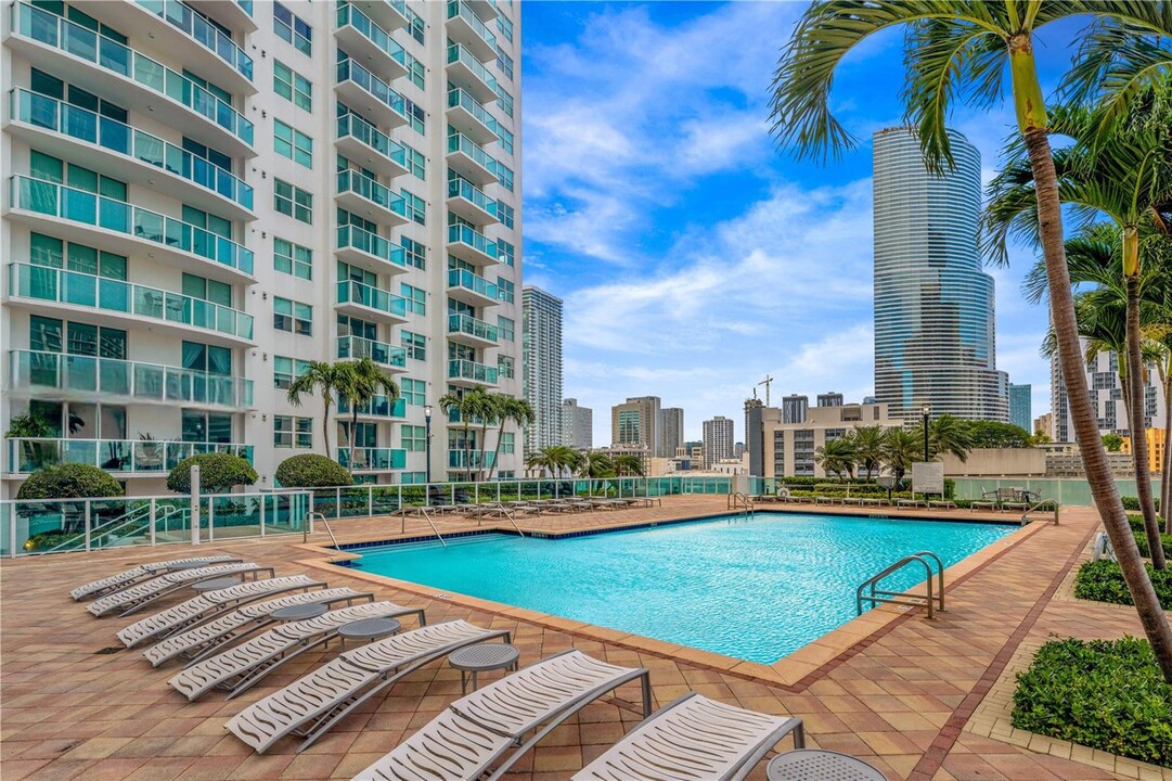 31 SE 5th St, Unit 3819 in Miami, FL - Building Photo