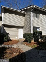 8564 Creekwood Way in Jonesboro, GA - Building Photo