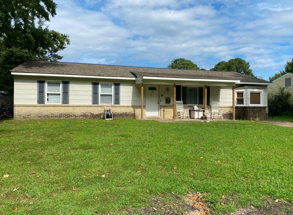 924 Gossman Dr in Virginia Beach, VA - Building Photo