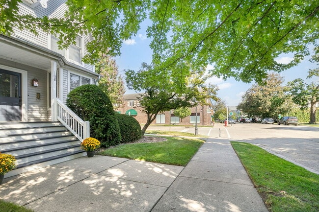 166 E Westminster in Lake Forest, IL - Building Photo - Building Photo