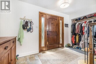 6118 Voyageur Dr in Ottawa, ON - Building Photo - Building Photo