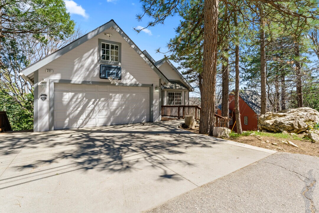 221 Grizzly Rd in Lake Arrowhead, CA - Building Photo