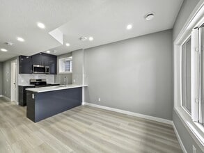 438 Carringvue Grove NW in Calgary, AB - Building Photo - Building Photo