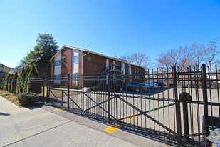 Charlotte Square - 3330-3368 Charlotte Apartments